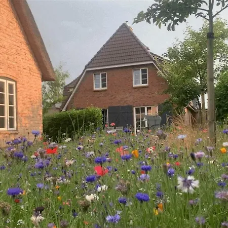 Haushaelfte Dorfremise * ザンクト・ペーター・オルディング