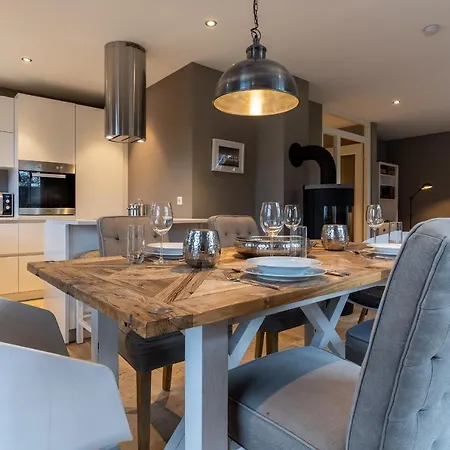 Nyaraló Haushaelfte Dorfremise