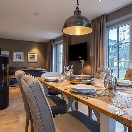 Nyaraló Haushaelfte Dorfremise