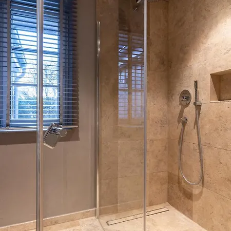 Haushaelfte Dorfremise Nyaraló *