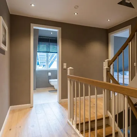 別荘 Haushaelfte Dorfremise