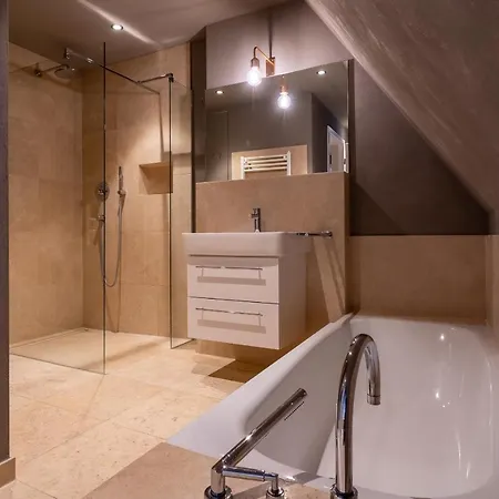 Haushaelfte Dorfremise Nyaraló