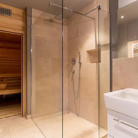 別荘 Haushaelfte Dorfremise *