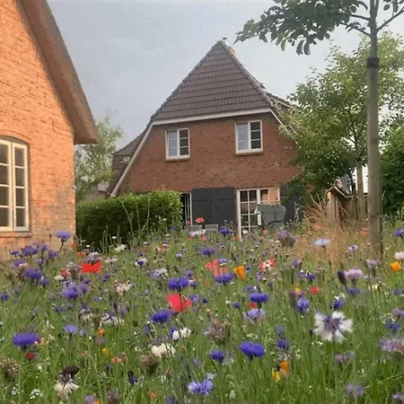 別荘 Haushaelfte Dorfremise